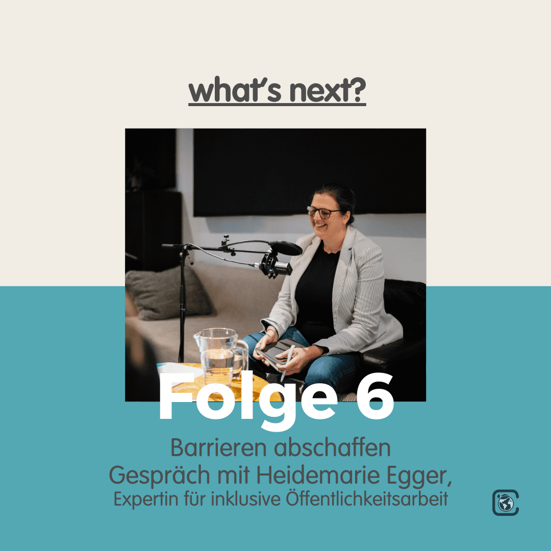 Titelbild Folge 6 Titelbild zur Folge 6, Frau sitzt vor einem Mikrofon